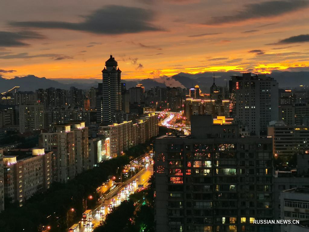 Красивый закат в Пекине