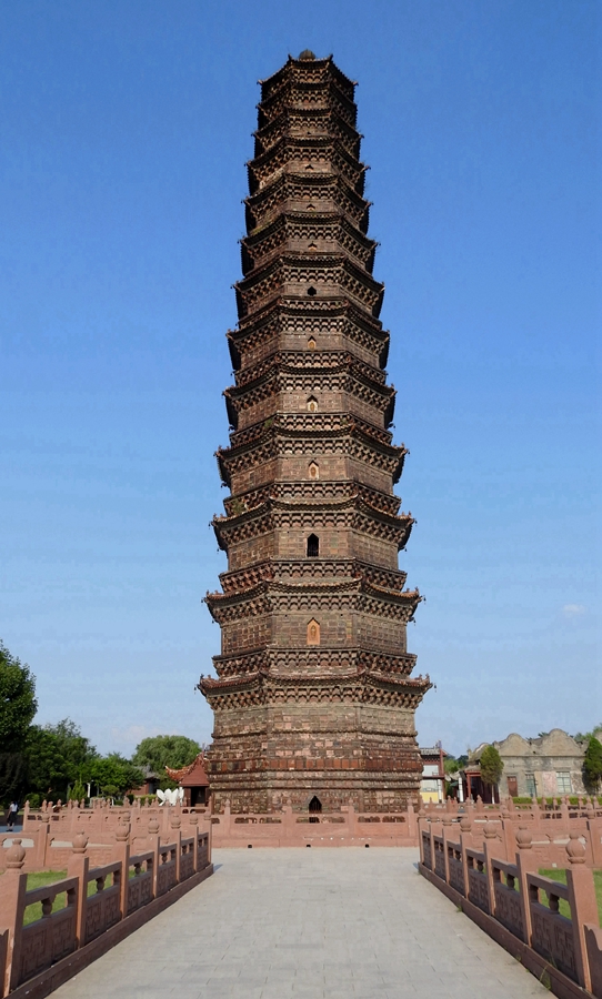 Тысячелетняя Железная пагода в городе Кайфэн