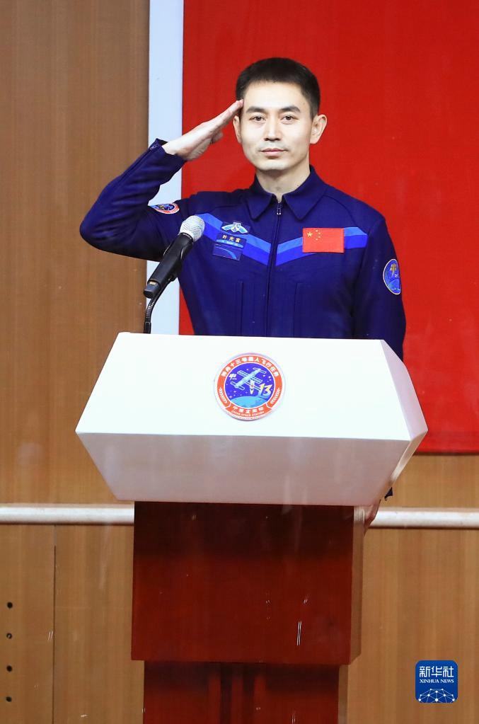 Космонавты пилотируемой космической миссии "Шэньчжоу-13" встретились с представителями СМИ