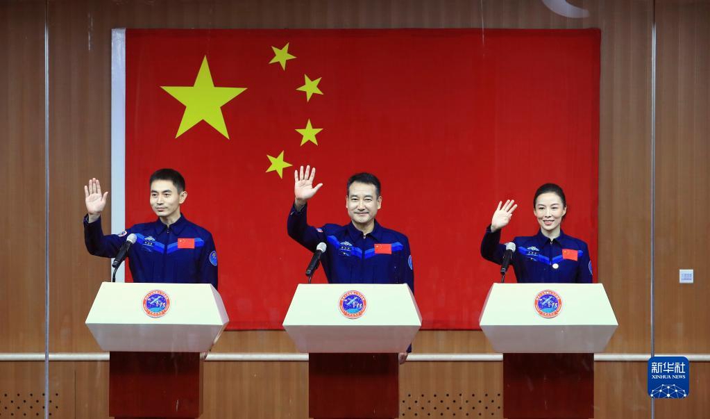 Космонавты пилотируемой космической миссии "Шэньчжоу-13" встретились с представителями СМИ