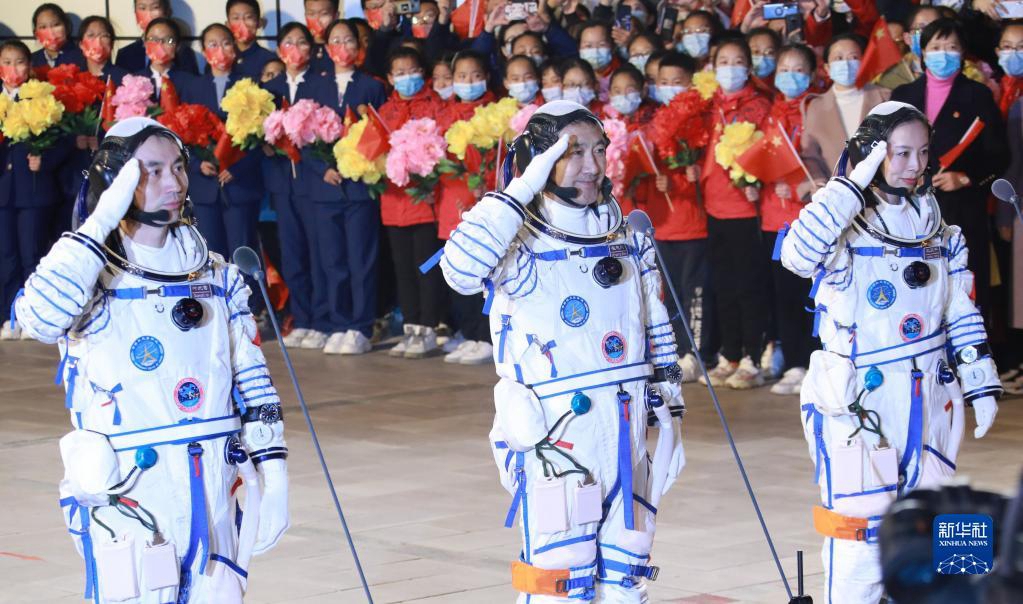Церемония проводов космонавтов пилотируемой космической миссии "Шэньчжоу-13"
