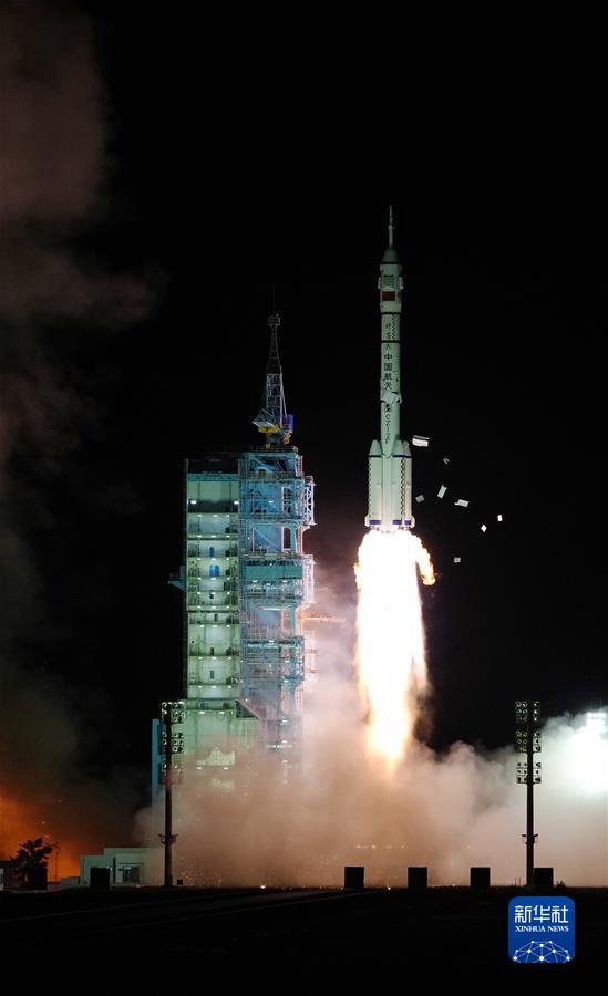 Запуск китайского пилотируемого космического корабля "Шэньчжоу-13" прошел успешно