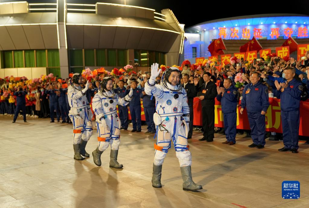 Церемония проводов космонавтов пилотируемой космической миссии "Шэньчжоу-13"
