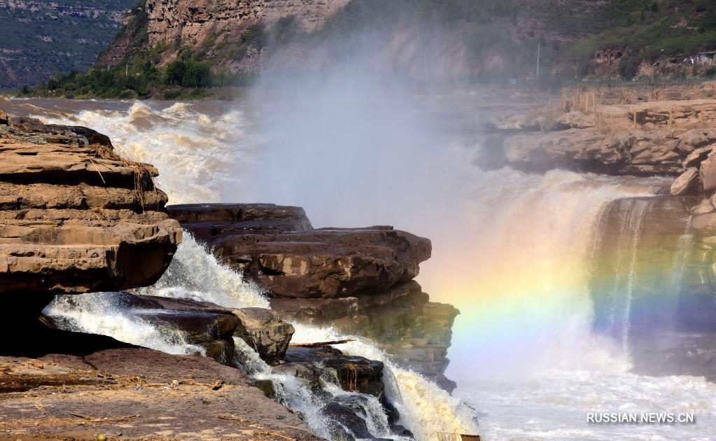 “Радужные” виды водопада Хукоу 