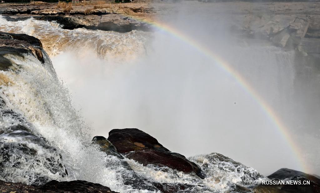 “Радужные” виды водопада Хукоу 