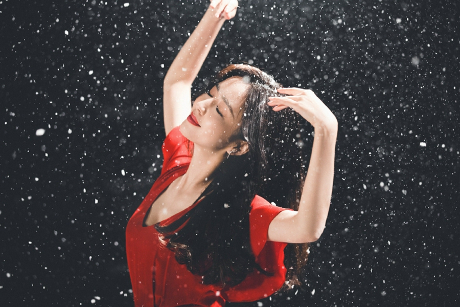 Тун Лия в красном платье танцует в снегу