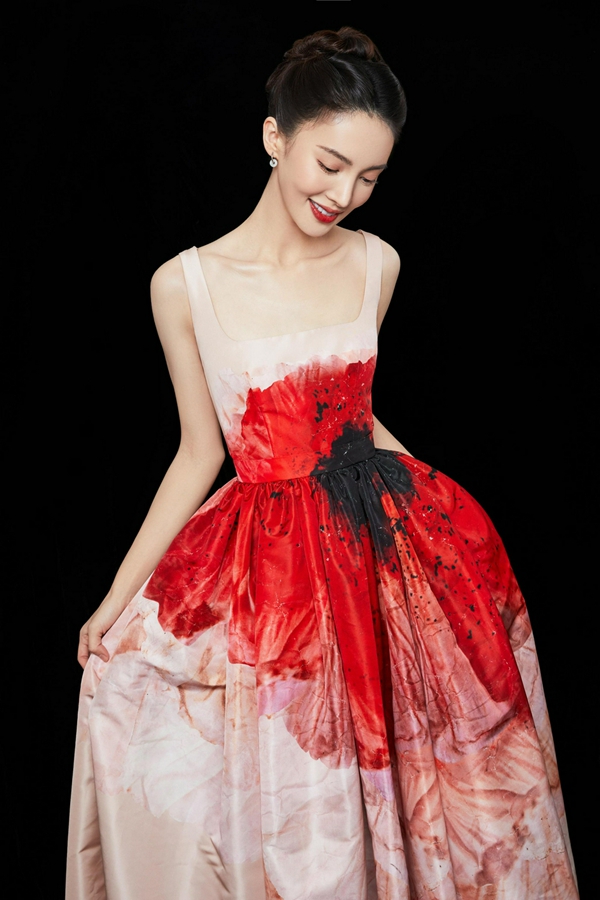 Привлекательная Цзинь Чэнь в платье
