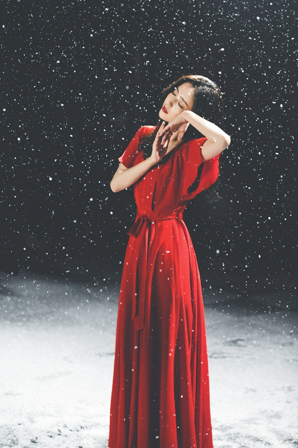 Тун Лия в красном платье танцует в снегу