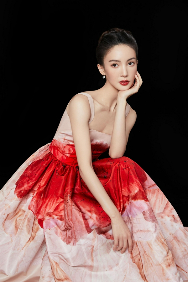 Привлекательная Цзинь Чэнь в платье