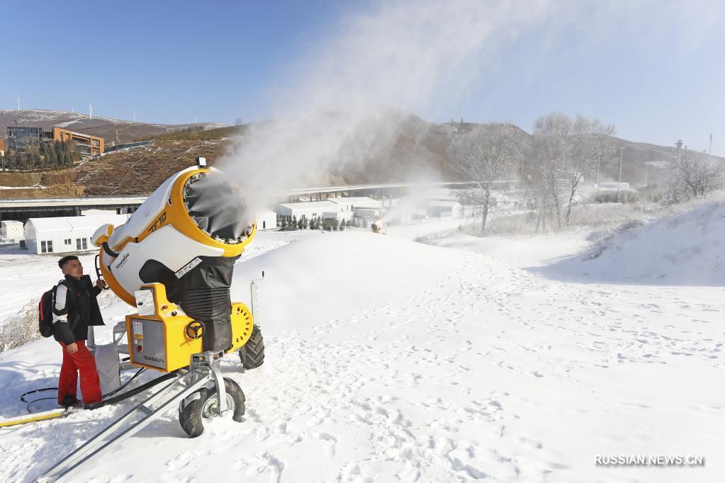 Трассы Национального центра лыжных гонок в Чжанцзякоу покрывают искусственным снегом