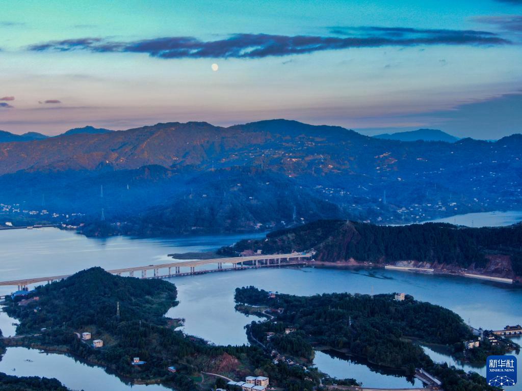 Озеро Ханьфэнху в Чунцине: гармоничное сосуществование человека и природы