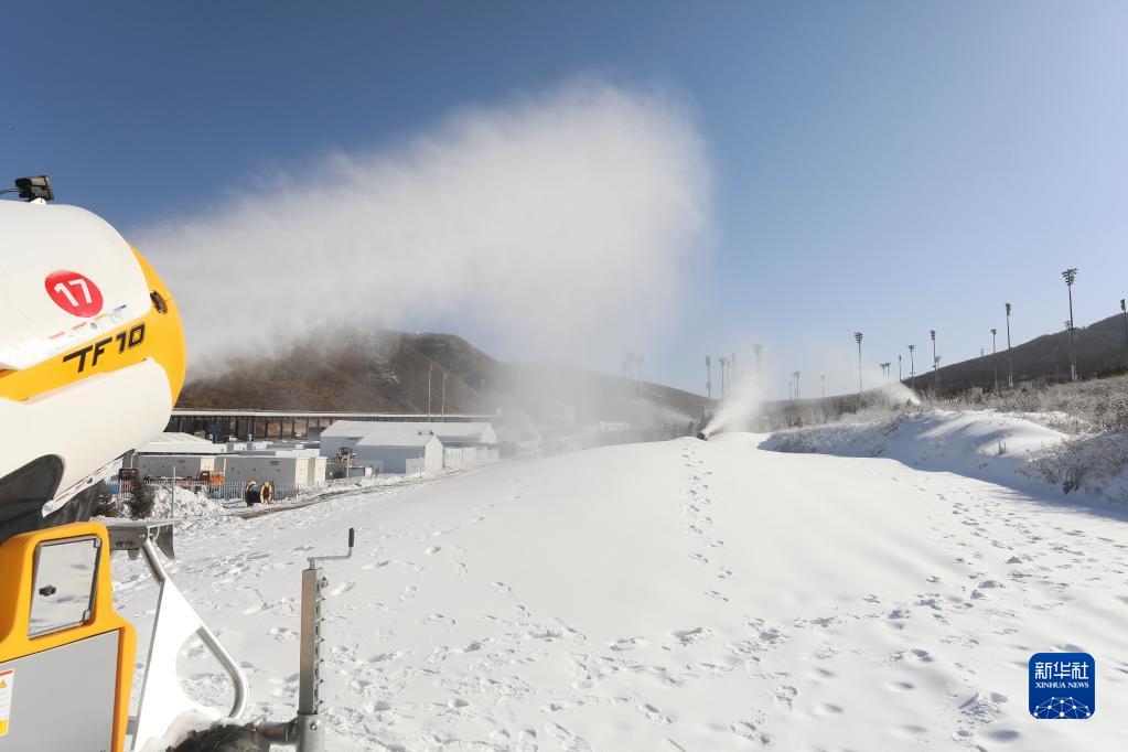 Чжанцзякоу, Хэбэй: в Китайском государственном горнолыжном центре выпал искусственный снег