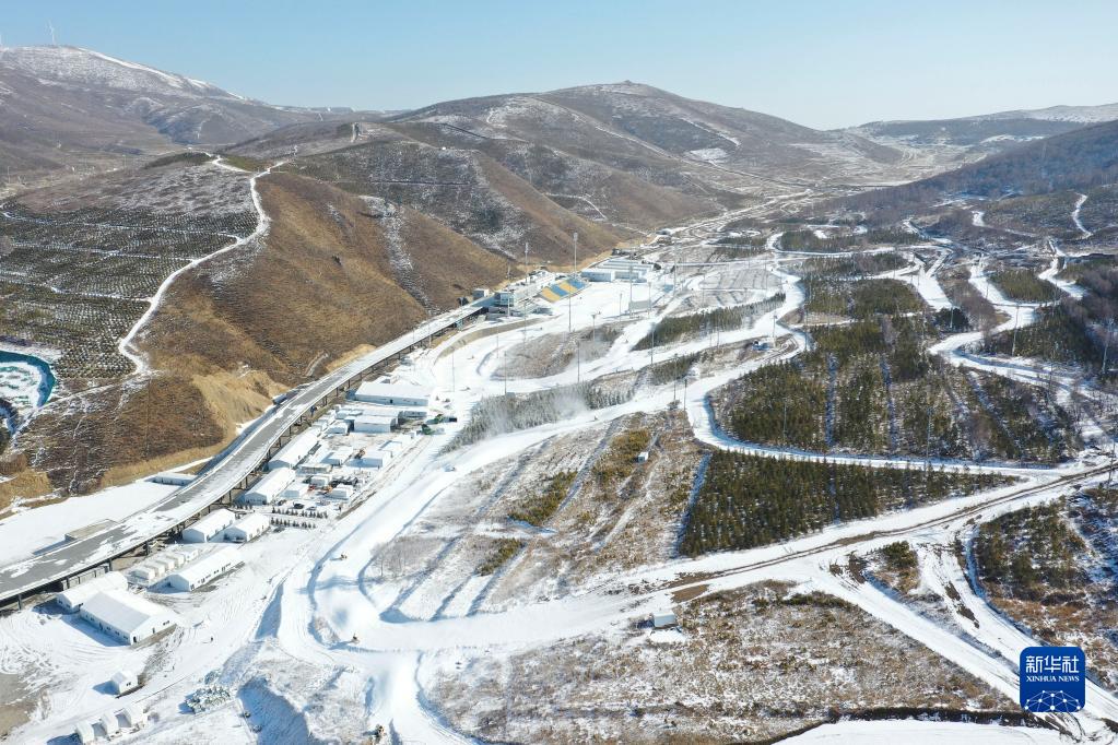 Чжанцзякоу, Хэбэй: в Китайском государственном горнолыжном центре выпал искусственный снег
