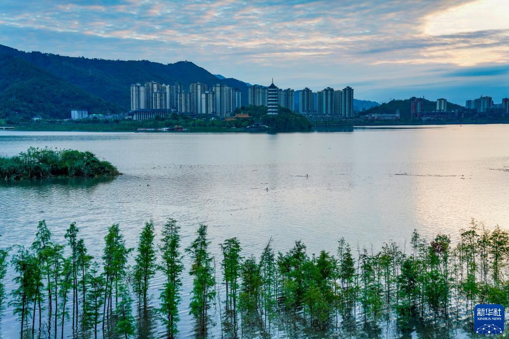 Озеро Ханьфэнху в Чунцине: гармоничное сосуществование человека и природы