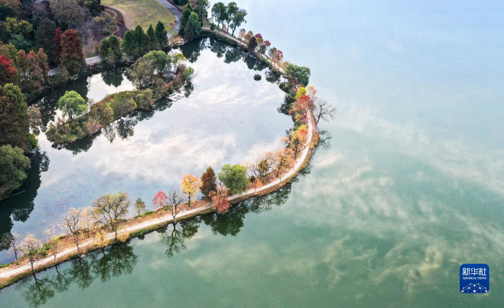 Живописные пейзажи озера Цяньху в Нанкине