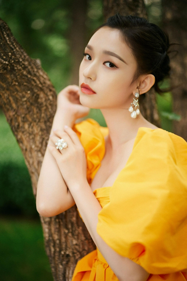Очаровательная актриса Линь Юнь