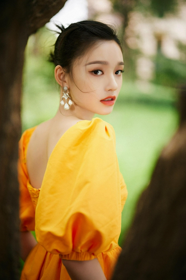 Очаровательная актриса Линь Юнь