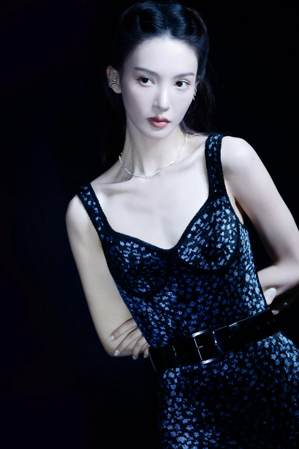 Цзинь Чэнь в платье показывает свою прекрасную фигуру
