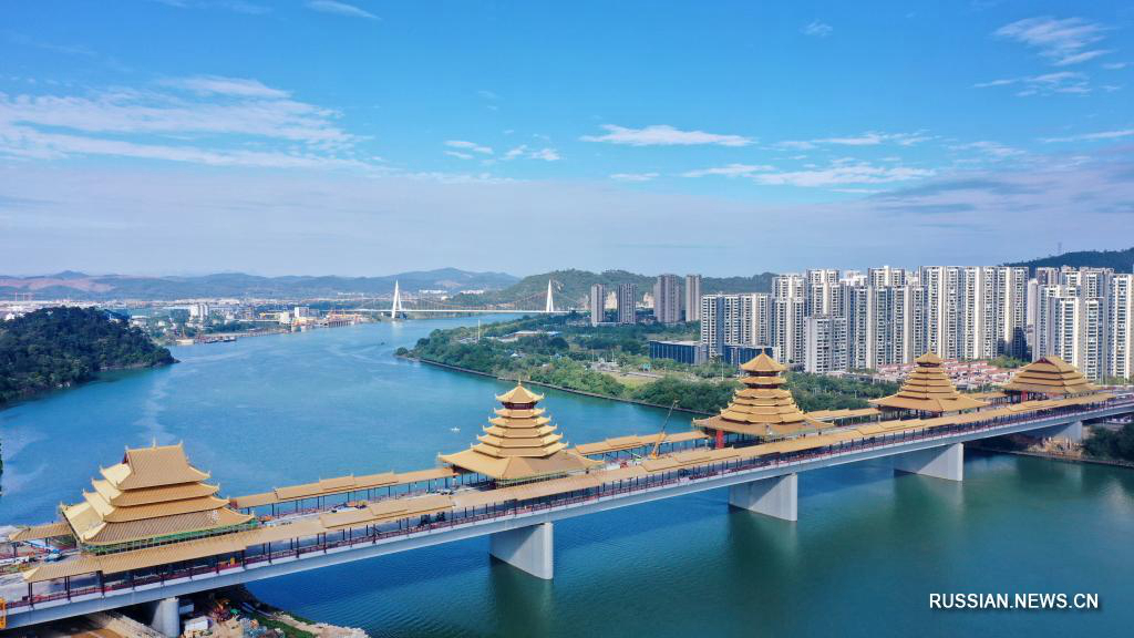 "Золотое облачение" нового моста "Фэнхуанлин" в Лючжоу