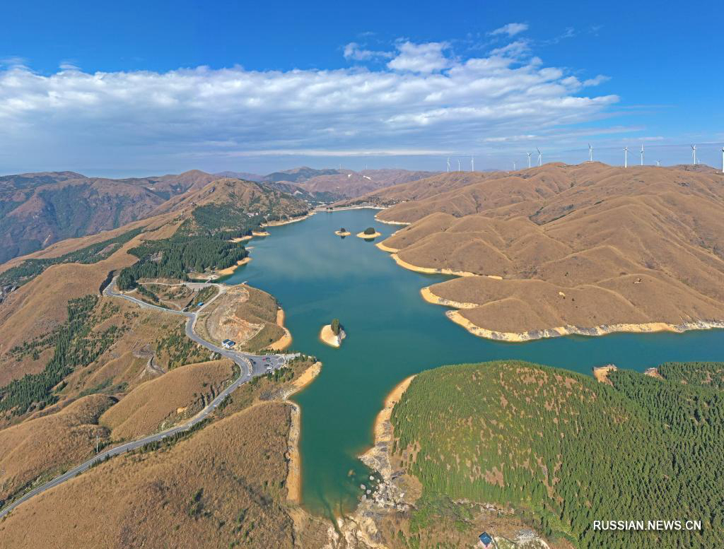 Уединенная красота горного озера Тяньху