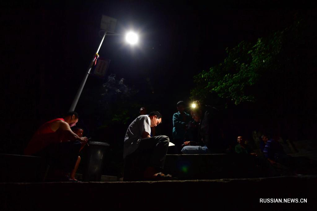 Фонари на солнечных батареях осветили ночь в горных деревнях Гуанси