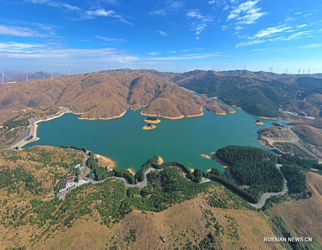 Уединенная красота горного озера Тяньху