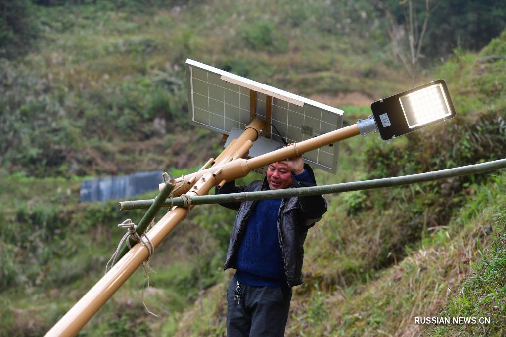 Фонари на солнечных батареях осветили ночь в горных деревнях Гуанси