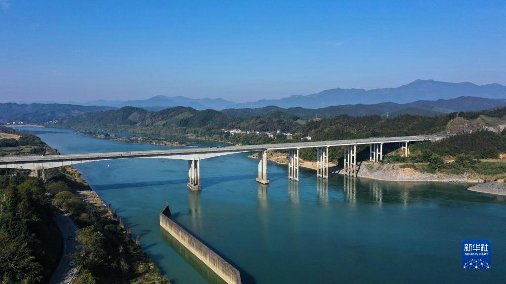 Живописные пейзажи по берегам реки Жунцзян