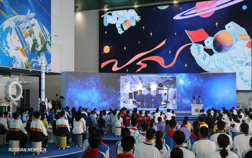 Китайские космонавты провели специальную лекцию из космоса