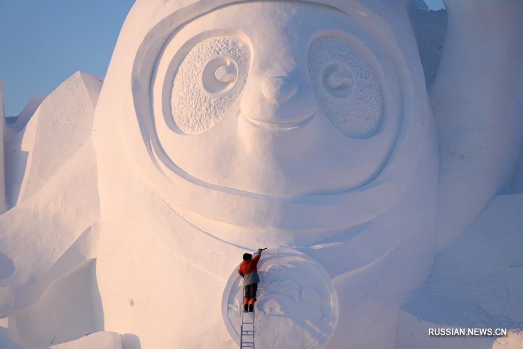 На фото: Снежные скульптуры на тему зимних Олимпийских игр представлены на острове Тайяндао /остров Солнца/ в г.Харбин /пров. Хэйлунцзян, Северо-Восточный Китай/. 