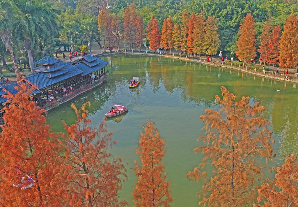 Туристы отдыхают в парке Цзиньхуача города Наньнин
