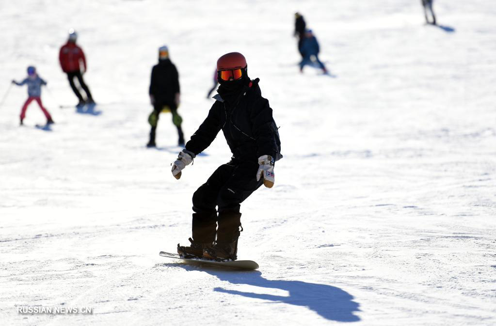 Жители Пекина наслаждаются лыжным спортом