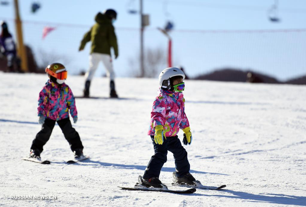 Жители Пекина наслаждаются лыжным спортом