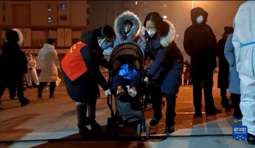 «Люди с теплым сердцем», запечатленные в течение 72 часов на закрытой территории Тяньцзиня