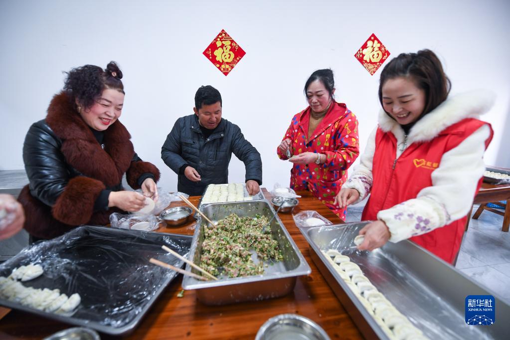 В районе Линьань города Ханчжоу провели мероприятия для рабочих-мигрантов по случаю китайского Нового года