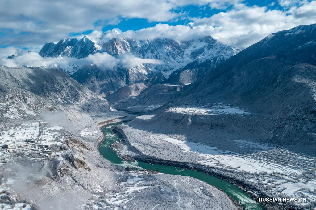 Великолепные снежные пейзажи в большом каньоне Ялуцангпо в тибете