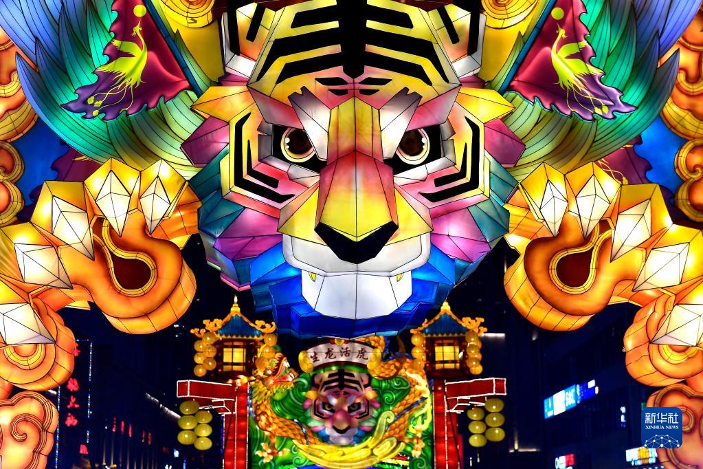 Цветные фонари с элементами года тигра украшают город Цзинань