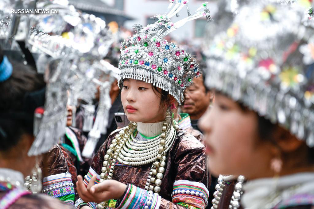 Девушка "Гэн Синь" народности мяо на Фестивале лушэна в деревне Датан
