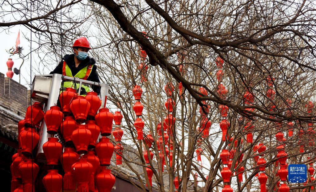 В городе Сиань повесили фонари к китайскому Новому году