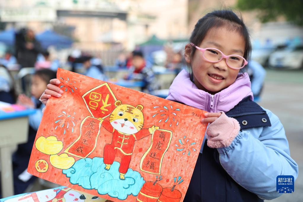 Симпатичные тигрята встречают китайский Новый год