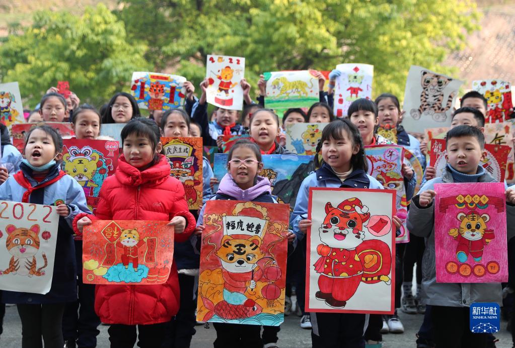 Симпатичные тигрята встречают китайский Новый год