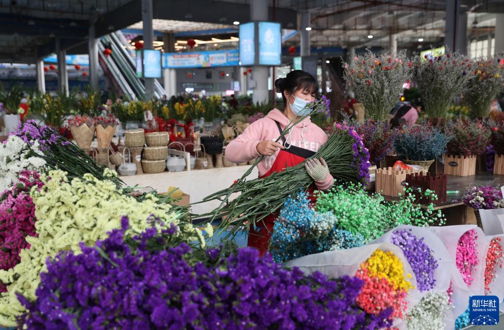 Рост продаж цветов в городе Куньмин в преддверии праздника Весны