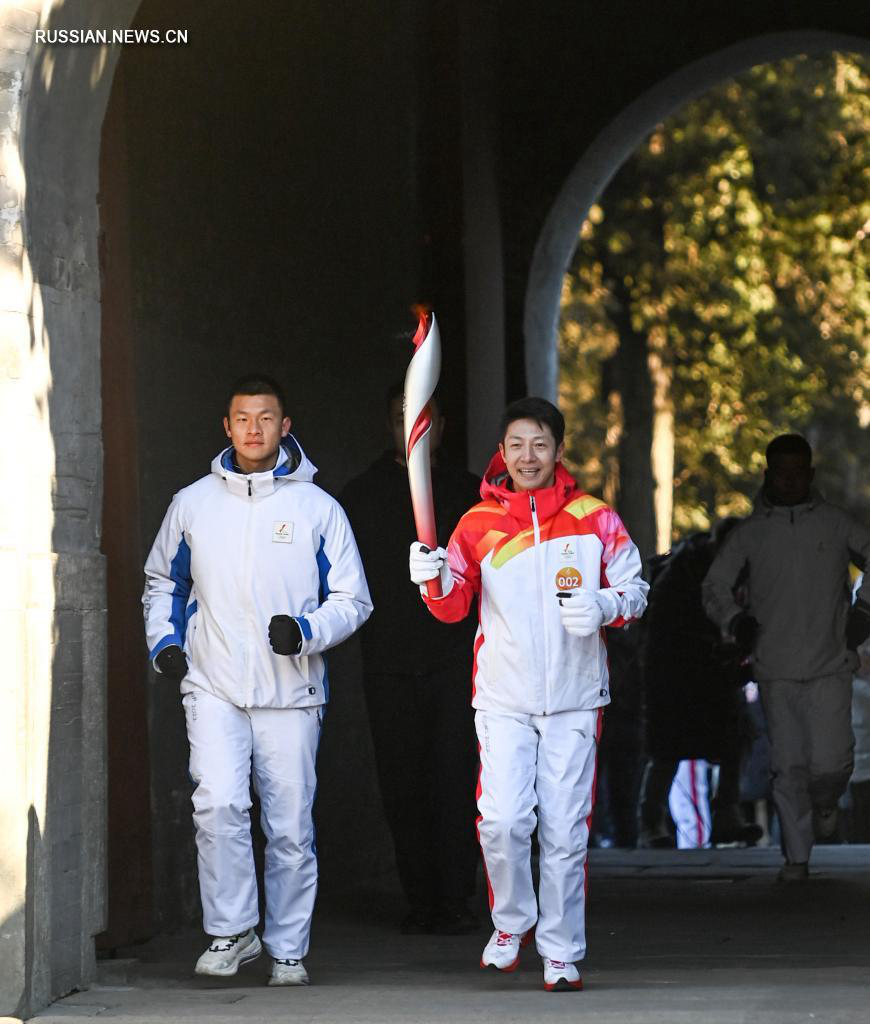 Эстафета олимпийского огня прошла в пекинском парке Ихэюань