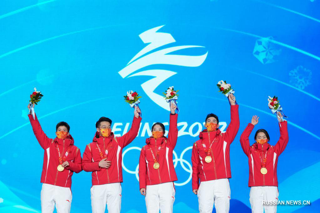 Состоялась церемония награждения олимпийских призеров смешанной эстафеты по шорт-треку на дистанции 2 тыс. метров