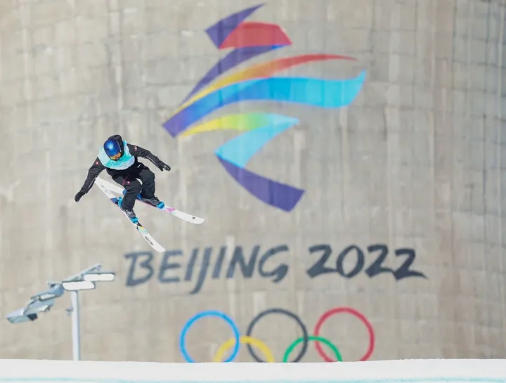 Китайская фристайлистка Гу Айлин завоевала золотую медаль в финале биг-эйра Олимпиады-2022