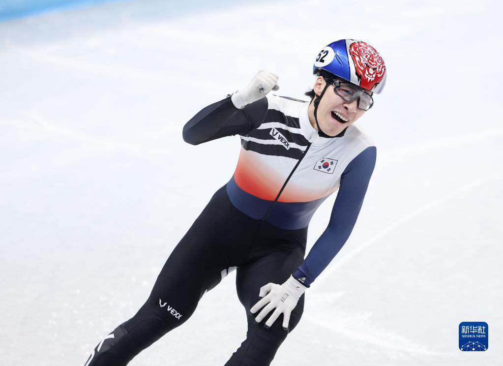 Шорт-трекист Хван Дэ Хон из Республики Корея завоевал золото на дистанции 1500 м у мужчин на зимней Олимпиаде 2022 года в Пекине