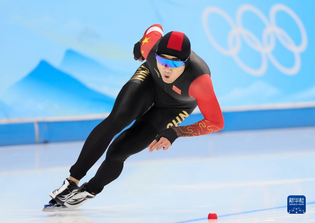 Китайский конькобежец Гао Тинъюй завоевал золото на дистанции 500 м среди мужчин на зимней Олимпиаде-2022