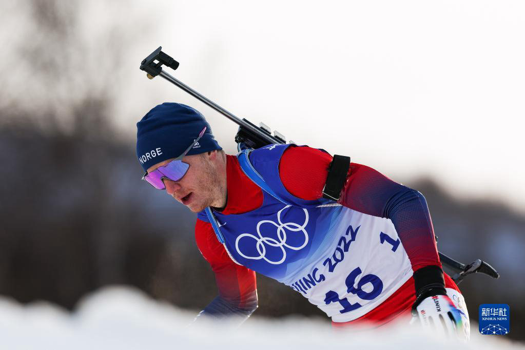 Норвежский биатлонист Йоханнес Бе стал победителем спринтерской гонки на Олимпийских играх 2022 года в Пекине