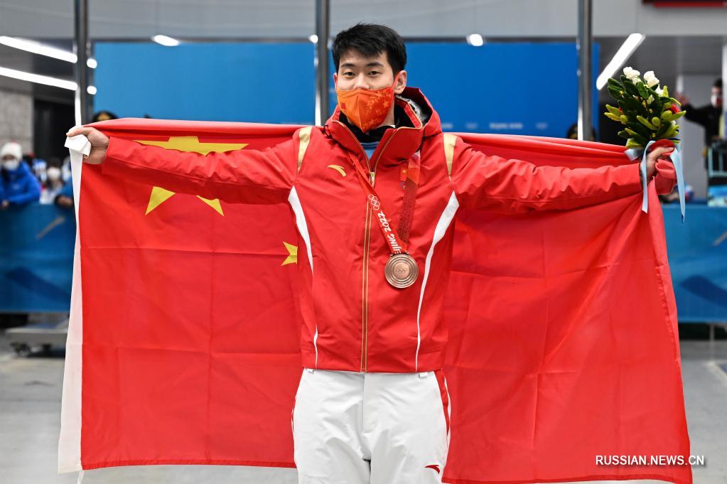 Китайский спортсмен Янь Вэньган стал бронзовым призером в скелетоне среди мужчин на зимних Олимпийских играх в Пекине