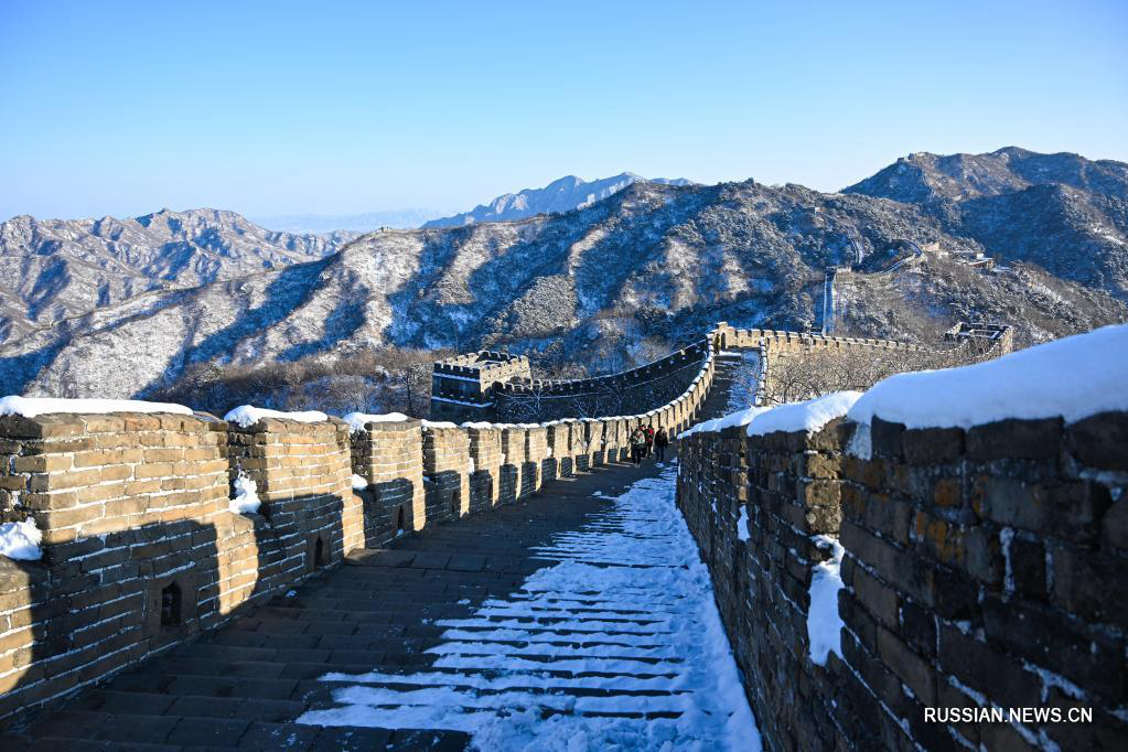 Зимний пейзаж участка Великой китайской стены Мутяньюй